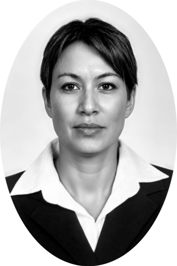 Foto procesada con óvalo recortado, PNG escala de grises 709×1063 px, 275 KB